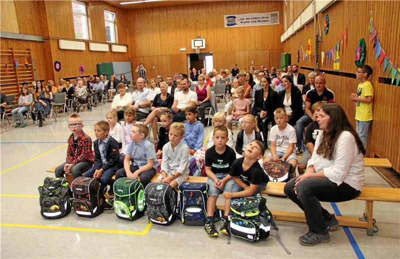 In der Sporthalle der Grundschule Vienenburg verfolgen die angehenden Schulkinder eine Aufführung der dritten Klassen, mit der „die Neuen“ begrüßen.