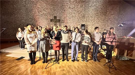 In der St.-Georg-Kirche geben Schüler und Lehrer ein gemeinsames Konzert.