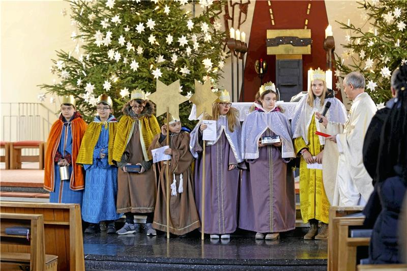 In der St.-Nikolaus-Kirche gibt Pfarrer Jan Nalepa den Oberharzer Sterrnsingern den traditionellen Aussendungssegen . Foto: Hörseljau