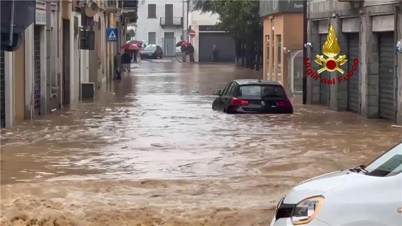 Unwetter in Italien: Deutsche Urlauberin vermisst In der Stadt Cabiate zwischen Mailand und dem Comer See fließt das Wasser kniehoch durch die Straßen.