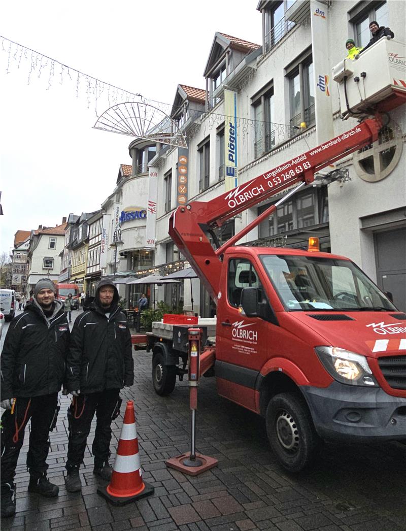 So langsam verwandelt sich Goslar in eine Adventsstadt In der Stadt wird die Weihnachtsbeleuchtung angebracht.