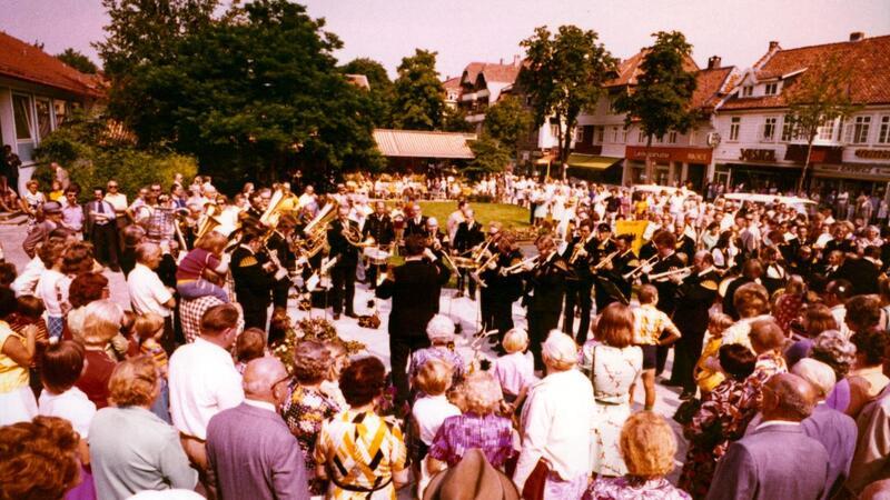 In der Stadtmitte gibt es ein großes Platzkonzert.