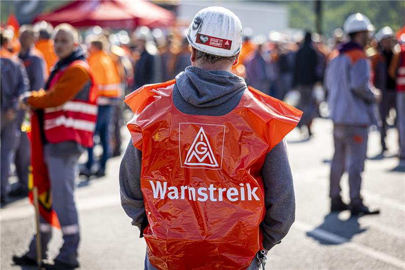 In der Stahlindustrie erstritten sich die beschäftigten jüngst eine Lohnerhöhung um 6,5 Prozent. Foto: Moritz Frankenberg/dpa