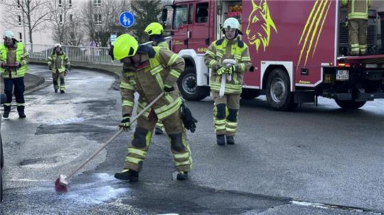 In der Sternstraße wird eine kleinere Ölspur abgestreut und aufgefegt.