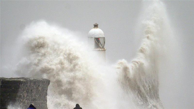 Sturm „Darragh“: Zwei Tote und Warnungen in Großbritannien In der Strandpromenade in Porthcawl in Wales gab es bereits am Samstag große Wellen.