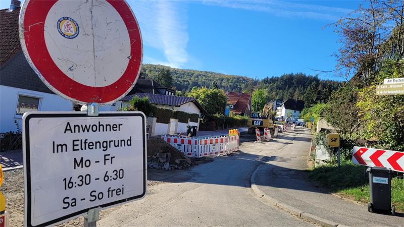 Ein Durchfahrt-Verboten-Schild vor einer Baustelle.