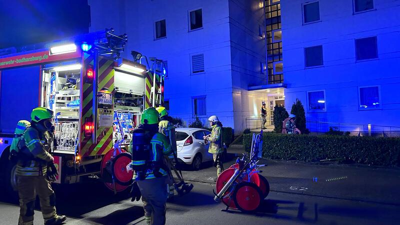 In der Straße Am Mühlenbach brennt eine Wohnung, eine Frau wird verletzt ins Krankenhaus gebracht.