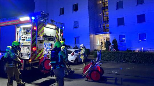 In der Straße Am Mühlenbach brennt eine Wohnung, eine Frau wird verletzt ins Krankenhaus gebracht.