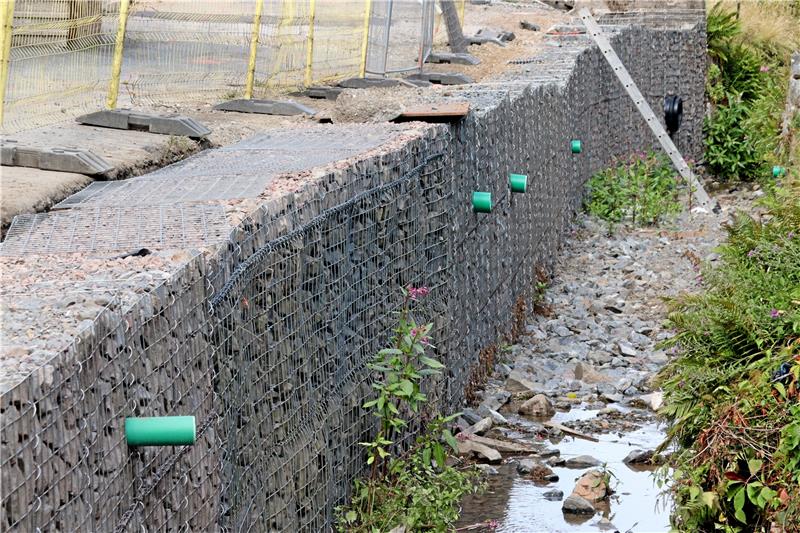 Baugrube in Lautenthal schließt sich nur langsam In der Straße „An der Laute“ ist unterhalb des ehemaligen Gerätehauses der Seitenbereich der Laute mit Gabionen neu befestigt worden.