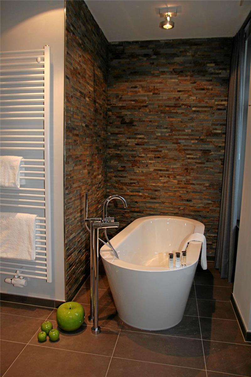 In der Suite gibt es eine frei stehende Badewanne im Schlafzimmer.