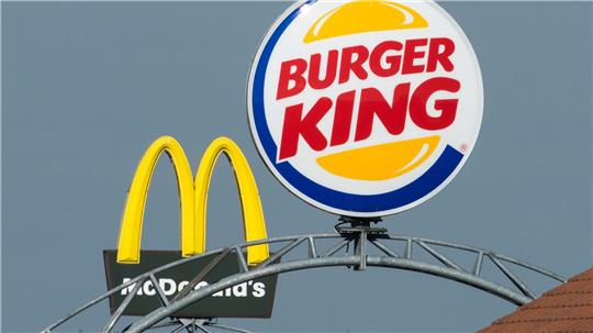 In der Systemgastronomie gibt es eine Einigung auf deutliche Lohnerhöhungen. (Archivbild) 
