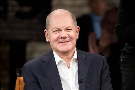 In der Talkshow «3nach9» lobt Bundeskanzler Olaf Scholz die Arbeit der Ampel-Koalition.