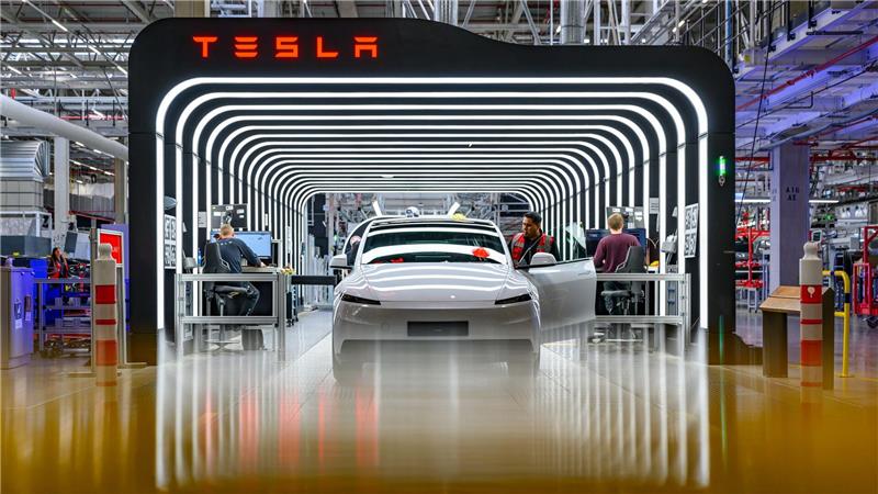 In der Tesla-Autofabrik Berlin-Brandenburg werden Fahrzeuge vom Typ Model Y bei der Endkontrolle geprüft. Tesla will die Anzahl der Mitarbeiter im Werk erhöhen. 