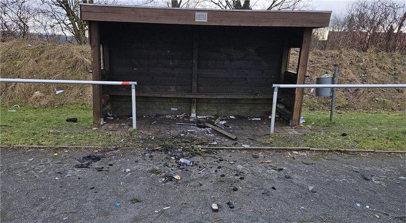Vandalen machen Trainerkabine des FC Zellerfeld zur Feuerstelle In der Trainerkabine häufen sich Müll und verkohltes Holz.