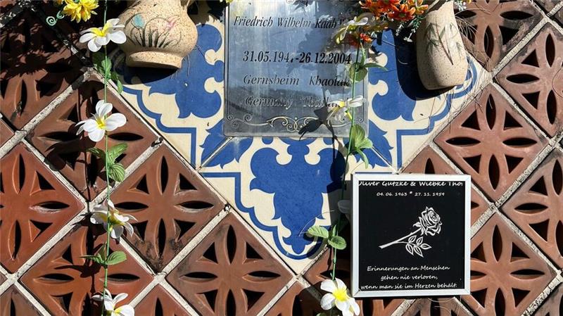 In der Tsunami-Gedenkstätte erinnern Angehörige an die vielen thailändischen und deutschen Opfer.