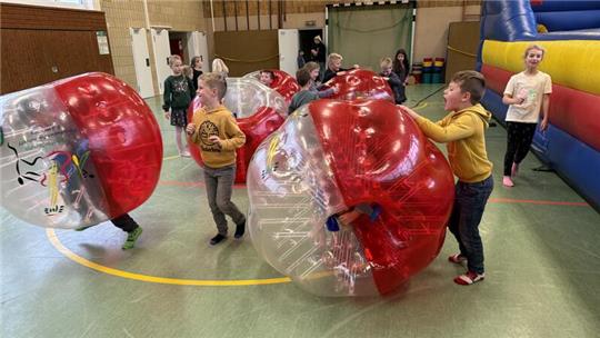 In der Turnhalle wird nach Herzenslust getobt.