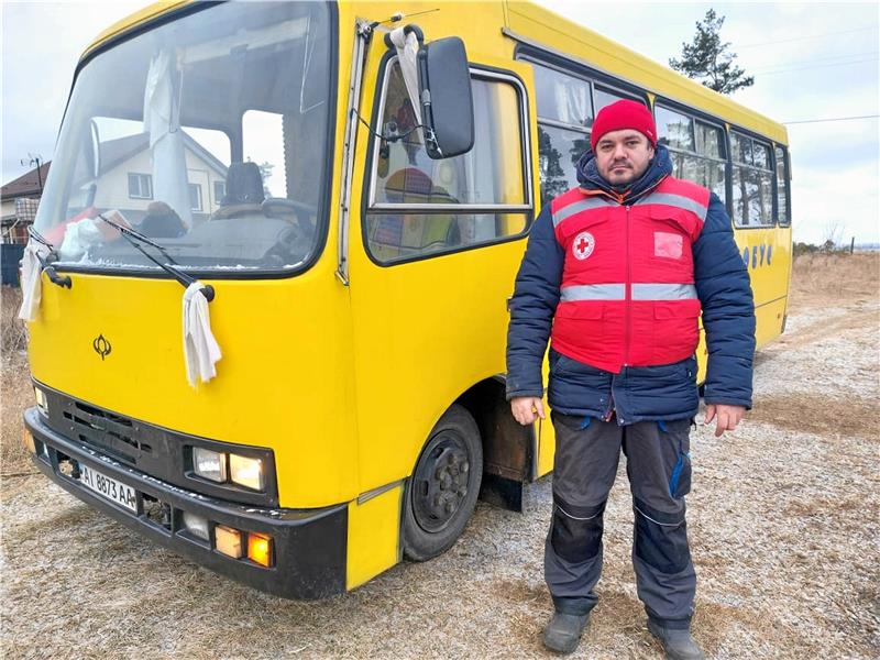 In der Ukraine hilft Vova Khropun mit einem gelben Schulbus, Menschen aus besetzen Gebieten zu befreien. Fotos: Privat/Knoke