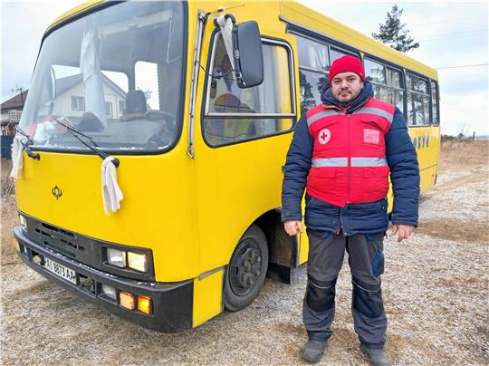 In der Ukraine hilft Vova Khropun mit einem gelben Schulbus, Menschen aus besetzen Gebieten zu befreien. Fotos: Privat/Knoke
