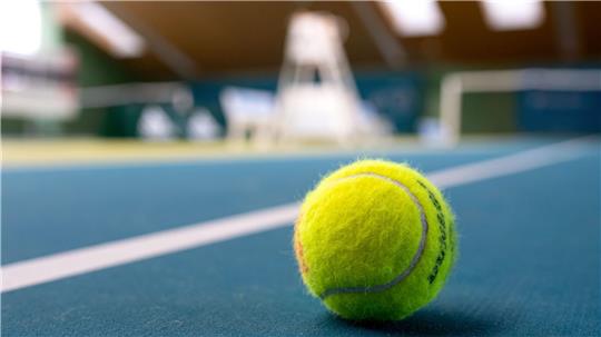 In der Umkleidekabine einer Tennishalle in Friesland haben sich zwei Senioren so mit Fäusten geschlagen, dass die Polizei anrückte. (Symbolbild)