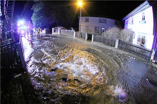 In der Vergangenheit – hier im Jahr 2017 – geht die alte Leitung kaputt und verwandelt die Burgstraße in einen Fluss. Foto: Schlegel