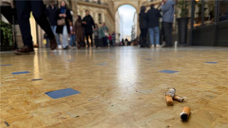 Mailand hadert mit seinem Draußen-Rauchverbot In der Viktor-Emanuel-II.-Galerie, der Einkaufspassage Galleria Vittorio Emanuele II, liegen Zigarettenkippen auf dem Boden.
