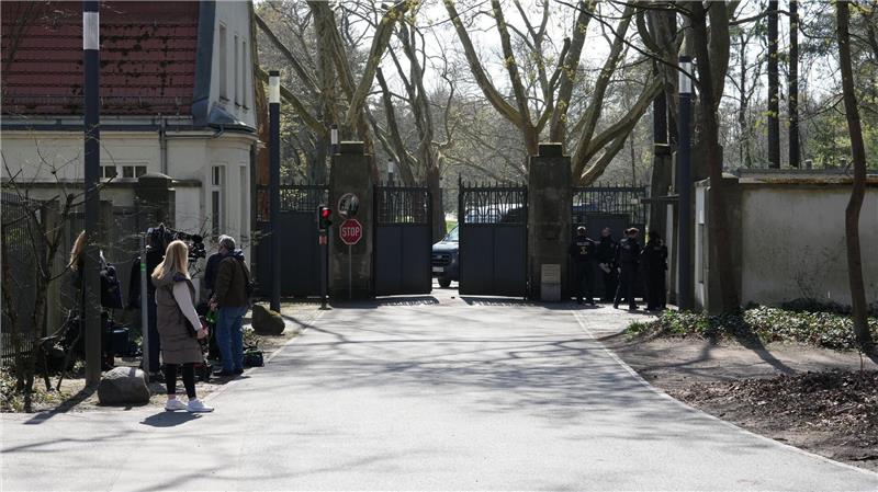 In der Villa Borsig am Tegeler See im Norden Berlins sollen die Spitzen der Koalition zu Beratungen zusammengekommen sein. Bestätigt wird das bisher nicht. 