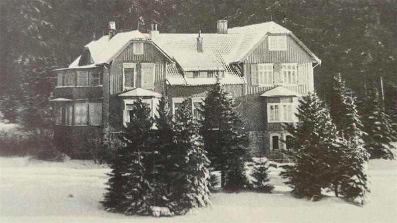Das Foto zeigt ein Schwarz-Weiß-Winterbild eines Hauses.