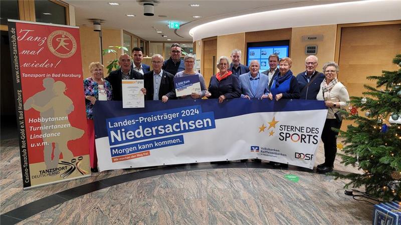 „Sterne des Sports“: Bad Harzburger Casino-Tanzclub ausgezeichnet In der Volksbank-Filiale in der Herzog-Wilhelm-Straße wird einer CTC-Delegation um Jürgen Vogelbein (2.v.l.) die Auszeichnung übergeben.