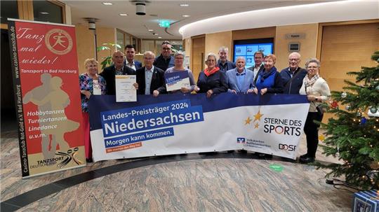 In der Volksbank-Filiale in der Herzog-Wilhelm-Straße wird einer CTC-Delegation um Jürgen Vogelbein (2.v.l.) die Auszeichnung übergeben.