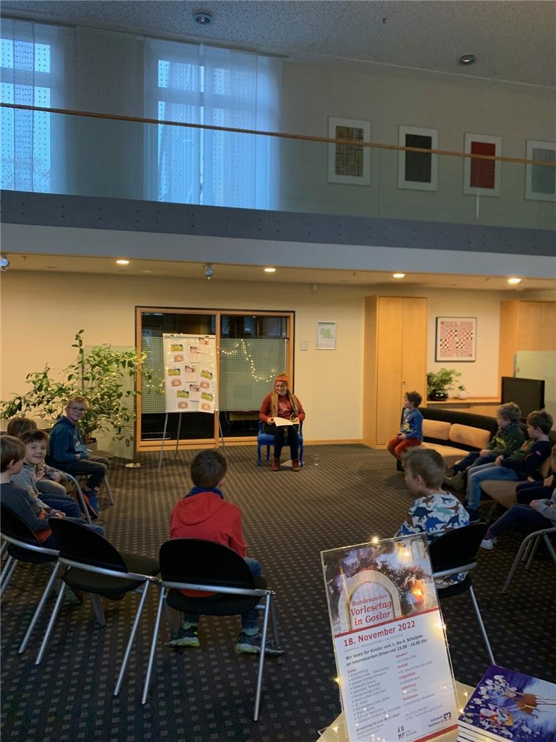 Piraten-Abenteuer bei der Goslarschen Zeitung In der Volksbank-Filiale in der Rosenstraße in Goslar liest Goslars WortWerkerin Marie-Luise Eberhardt den Kindern vor. Foto: Rappmann