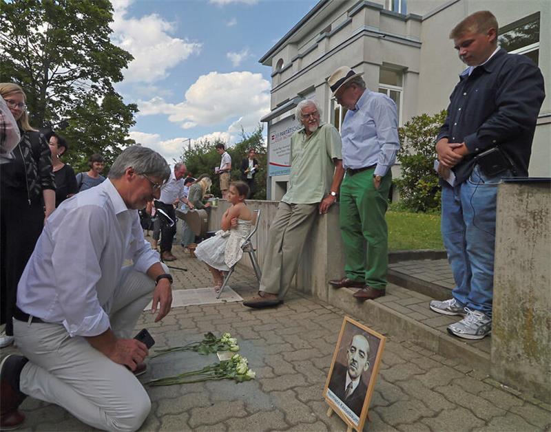 Initiative setzt in Goslar sieben neue Stolpersteine zum Gedenken In der Von-Garßen-Straße 6 ergreift Dr. Donald Giesecke (links) vom Verein ehemaliger Ratsgymnasiasten das Wort zum Gedenken an Hermann Kassebaum.