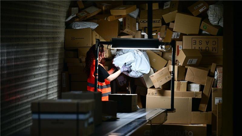 Unter Deutschlands Paketboten ist die Stimmung schlecht In der Vorweihnachtszeit sind die Paketmassen besonders groß.