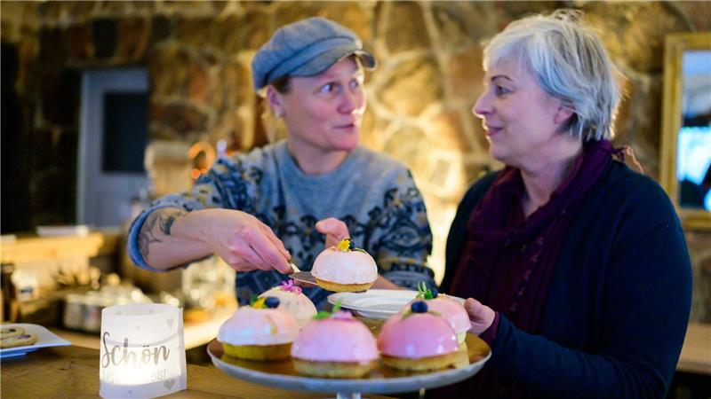 Quittentee und Pechsalbe – Kräuterwissen in Lüneburger Heide In der Waldkräuterey in Amelinghausen gibt Marion Putensen ihr Wissen über heimische Kräuter weiter.