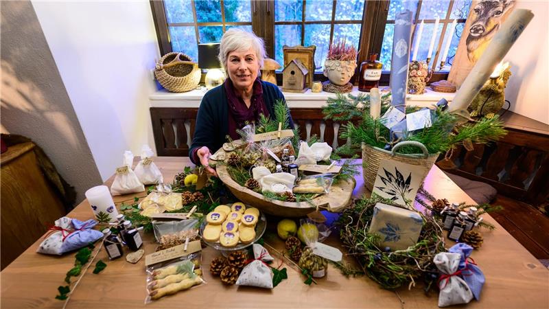 Quittentee und Pechsalbe – Kräuterwissen in Lüneburger Heide In der Waldkräuterey in Amelinghausen gibt Marion Putensen ihr Wissen über heimische Wildkräuter weiter und bildet aus.