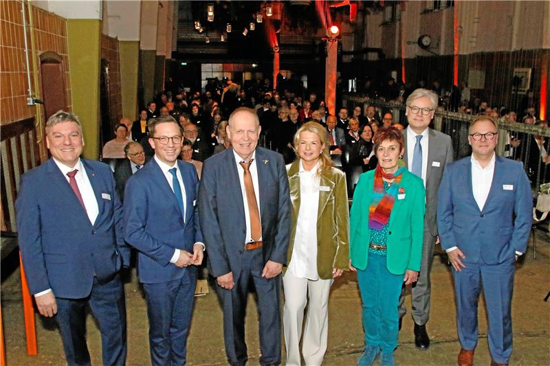 Harzer Welterbe-Abschied mit Goslarer Ehrennadel für Gerhard Lenz In der Waschkaue nimmt Rammelsberg-Chef Gerhard Lenz (3.v.l.) beruflichen Abschied mit Staatssekretär Joachim Schachtner, Minister Falko Mohrs, Oberbürgermeisterin Urte Schwerdtner, dem Unesco-Duo Claudia Schwarz und Dr. Roman Luckscheiter sowie Harzwasserwerke-Geschäftsführer Lars Schmidt (v.l.), der dem Kuratorium der Harzer Welterbestiftung vorsitzt.