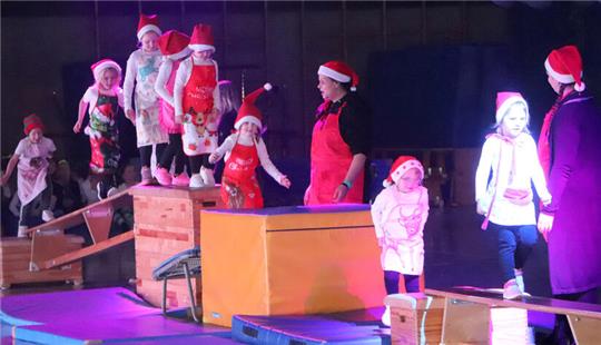 In der Weihnachtsbäckerei geht es rauf und runter – die Frechdachse vom Kinderturnen erfreuen das Publikum.