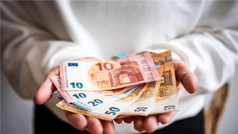 Wer Bedürftige beschenken will, hat viele Möglichkeiten In der Weihnachtszeit möchten viele Menschen anderen etwas Gutes tun und spenden Geld. (Symbolbild)