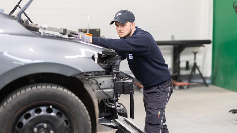 In der Werkstatt der Firma Pachel. Ein Mitarbeiter prüft den Schaden an einem Auto.Foto: Wiesel