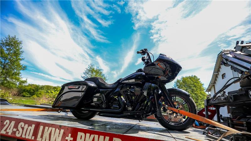 In der Werkstatt eines Mannes in Langenfeld entdeckte die Polizei zahlreiche Motorräder, auch vom Typ Harley-Davidson. 