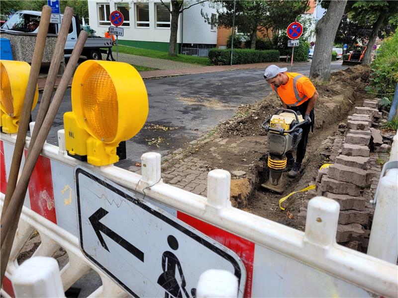 In der Wichernstraße ist ein Teil des Gehwegs aufgerissen. Hier wird eine Glasfaserleitung gelegt. Im ausgeschilderten Bereich gilt ein absolutes Haltverbot. Foto: Exner