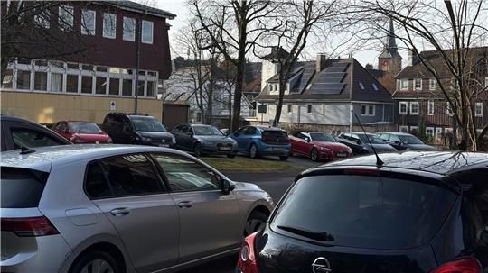 Das Foto zeigt einen voll besetzten Parkplatz mit der Trinitatiskirche im Hintergrund.