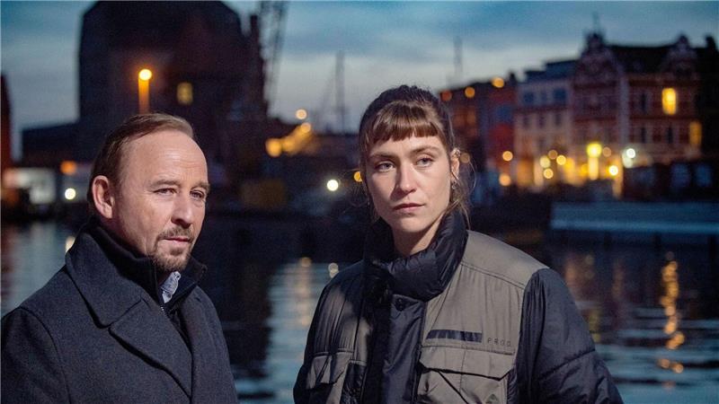 In der ZDF-Krimireihe „Stralsund“ ermittelte der Schauspieler (l) gemeinsam mit Sophie Pfennigstorf. (Archivbild) 