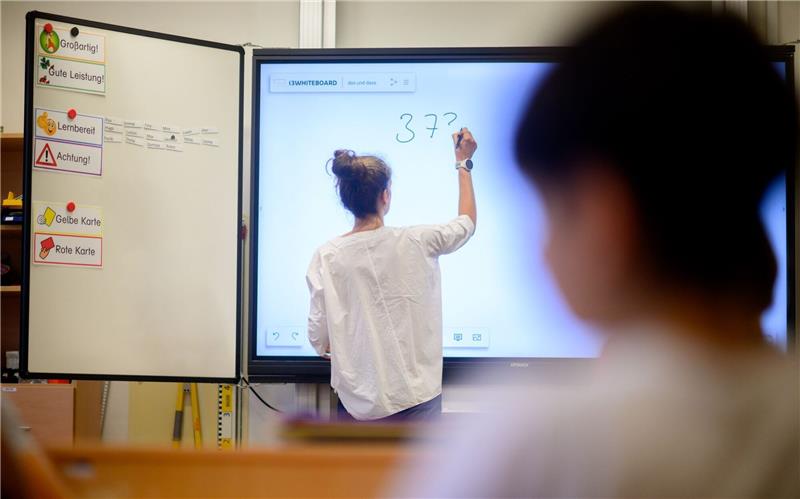 In der aktuellen Ausgabe des Deutschen Schulbarometers beklagen die Lehrkräfte nach wie vor die hohe Arbeitsbelastung und den massiven Lehrkräftemangel.