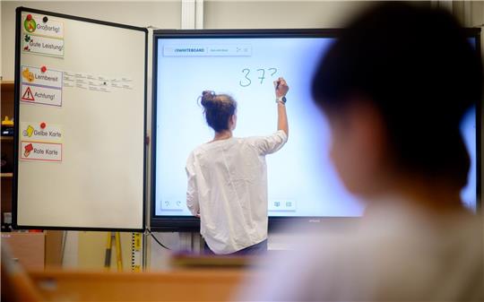 In der aktuellen Ausgabe des Deutschen Schulbarometers beklagen die Lehrkräfte nach wie vor die hohe Arbeitsbelastung und den massiven Lehrkräftemangel.