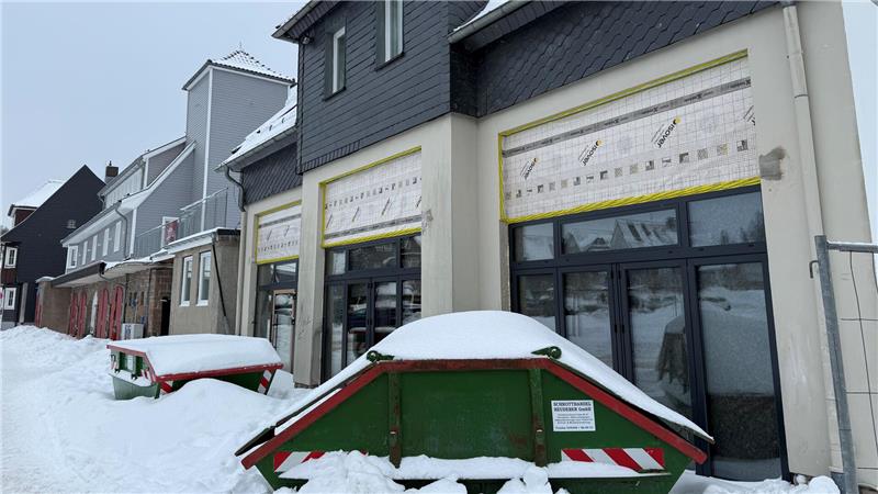 „Rodizio“ im Harz: Vier Betreiber haben im Restaurant das Sagen Das Foto zeigt die tiefverschneite ehemalige Feuerwache in Braunlage mit zwei Containern davor.