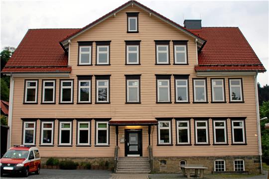 In der ehemaligen Grundschule Wildemann soll eine Freie Schule entstehen. Dort eine Außenstelle von Bredelem zu errichten, könnte schwierig werden.  Archivfoto: Knoke