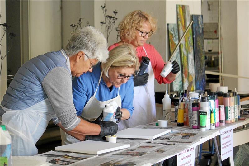 Kulturbummel führt vom Gestüt bis hinauf zum Burgberg In der ehemaligen Woolworth-Filiale richtet Andrea Tilinski (Mitte) am Samstag ihr Atelier ein und zeigt in kleinen Workshops, wie Pouring-Kunst entsteht.