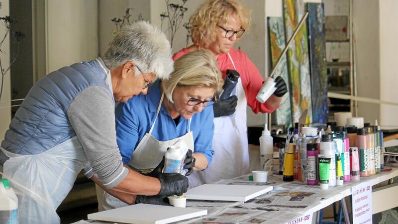 Das bietet die „2. Kultur- und Museumsmeile“ in Bad Harzburg In der ehemaligen Woolworth-Filiale richtet Andrea Tilinski (Mitte) ihr Atelier ein und zeigt in kleinen Workshops, wie Pouring-Kunst entsteht.