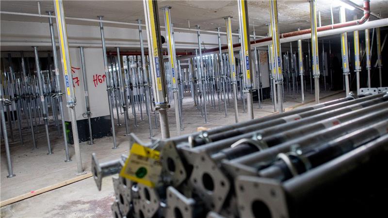 In der einsturzgefährdeten Tiefgarage in Oldenburg wurden mehr als 2.000 Stützen aufgestellt, rund 1.000 weitere sollen im Januar folgen.