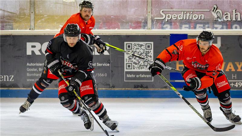 In der eishockeyfreien Zeit nichts verlernt: Stürmer Filip Mrava kontrolliert gekonnt den Puck.